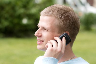 genç adam parkta cep telefonu ile konuşmak