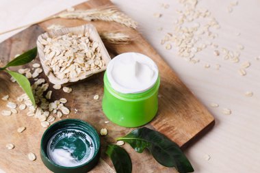 Masada lezzetli yoğurt var.