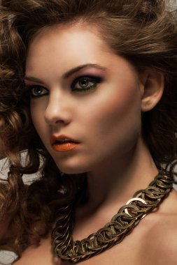 Bukleli ve akşam makyajlı güzel beyaz kadın.