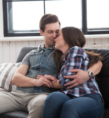 Aşk, ilişki. Evdeki güzel çift