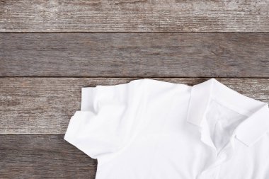 Tahta masada beyaz gömlek.