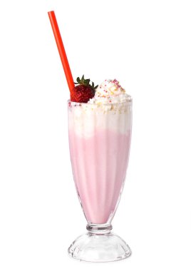 Beyaz arka planda lezzetli çilekli milkshake.