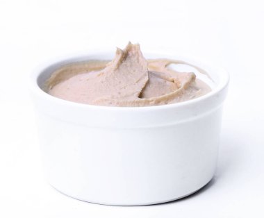 Beyaz arka planda nefis humus.