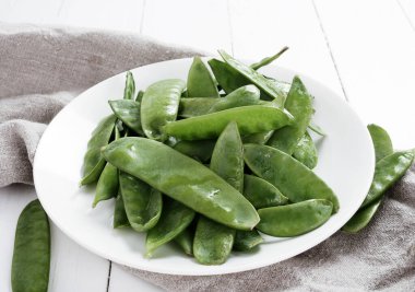 Sebze. Bir tabakta yeşil bezelye