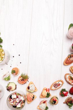 Masada çeşitli atıştırmalıklar var.