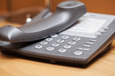 Masadaki ofis telefonunun yakın plan görüntüsü