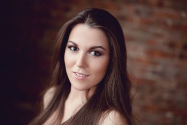 Tuğla duvardaki güzel kadın