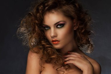 Bukleli ve akşam makyajlı güzel beyaz kadın.
