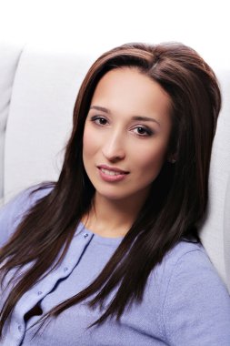 Beyaz arka planda bir kadın