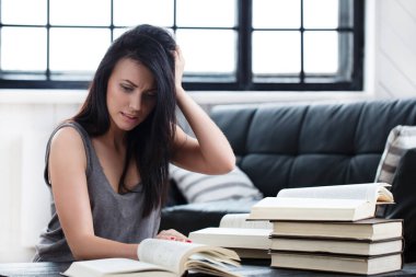 Yaşam tarzı, çalışma. Kitaplı güzel bir kız.