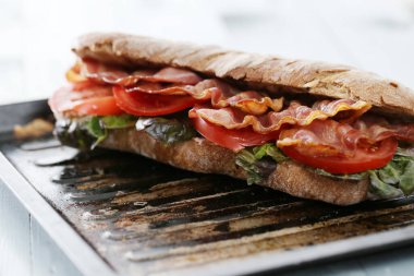 Lezzetli, uzun pastırmalı sandviç.