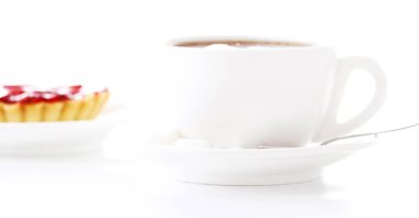 Taze çilekli kek ve beyaz arka planda izole edilmiş bir fincan kahve.