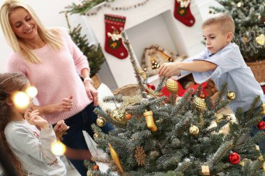 Tatil günü. Noel 'i kutlayan güzel aile