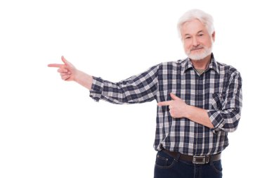 Gri sakallı yakışıklı yaşlı adam beyaz arka planda izole bir yerde görünüyor.