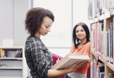 Eğitim, eğitim. Kütüphanedeki Kadınlar