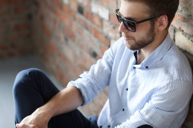Moda. Güneş gözlüklü yakışıklı adam.