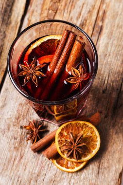 Portakallı tarçın ve sıcak şarap.