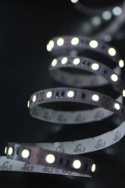 Masanın üzerinde hafif bir kurdele var.