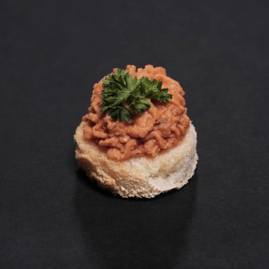 Yiyecekler. Siyah arka planda nefis aperatifler