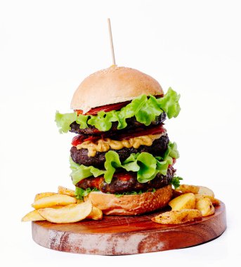 Beyaz arka planda leziz bir burger.