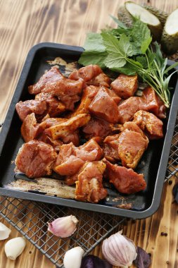 Yemek pişirme, hazırlık. Masada çiğ et var.