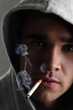 hood Sigara İçilmeyen genç ve yakışıklı adam