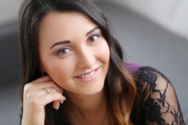 Kanepede tatlı bir kız.