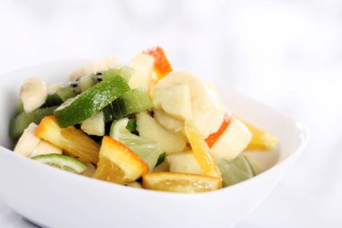 Taze meyve salatasını kapat.