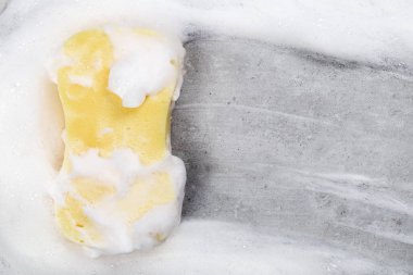 Köpüklü sarı sünger.