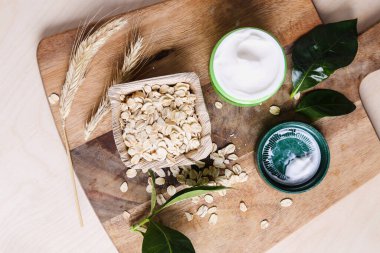 Masada lezzetli yoğurt var.