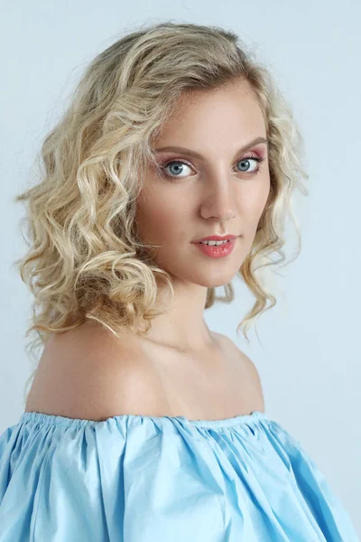 Mavi gözleri ve kıvırcık saç modeli ile güzel kız