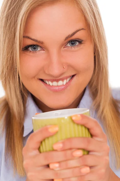 Retrato Cerca Una Joven Rubia Caucásica Sonriendo Con Una Taza —  Fotos de Stock