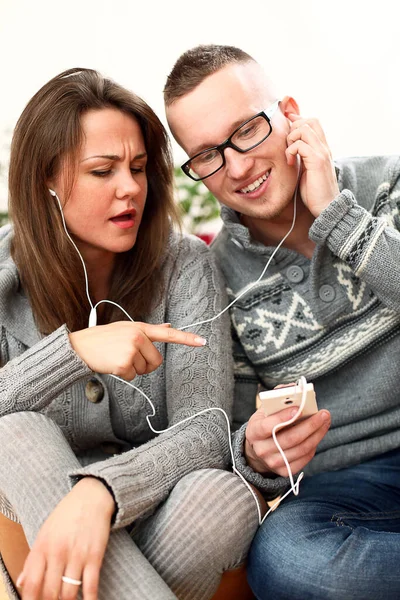 Vrolijk Gelukkig Paar Poseren Thuis — Stockfoto