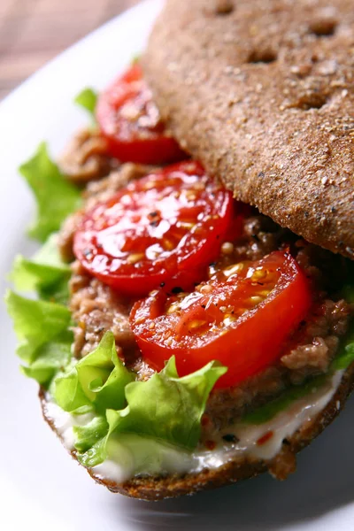 Frisches Sandwich Mit Salami Und Tomaten — Stockfoto