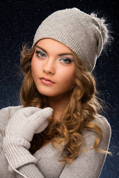 Χαριτωμένο Σγουρό Κορίτσι Φορώντας Γάντια Κατά Διάρκεια Του Χειμώνα — Φωτογραφία Αρχείου