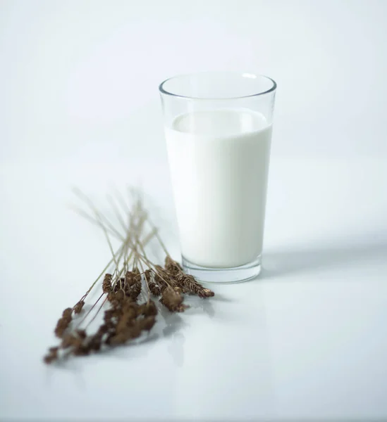 Стакан Молока Столе — стоковое фото
