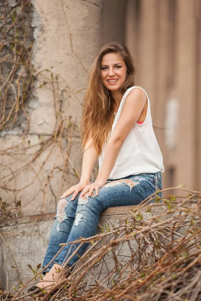 Beautiful Caucasian Woman Casual Sitting Next Old Vine — Stock Photo, Image