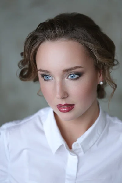 Porträtt Ung Vacker Kvinna Med Makeup Poserar Över Grå Bakgrund — Stockfoto