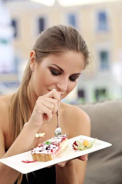 Mulher Bonita Restaurante Que Está Comendo Uma Torta — Fotografia de Stock