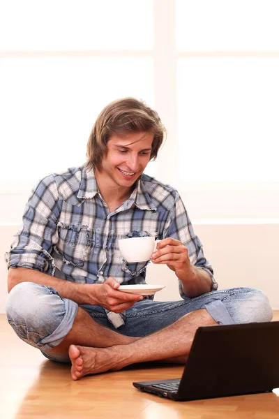 Beau Gars Avec Une Tasse Café Ordinateur Portable Maison — Photo