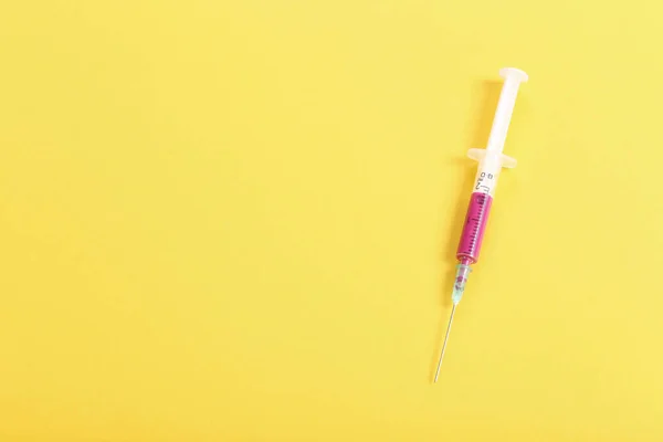 Injekční Stříkačka Žlutém Pozadí — Stock fotografie