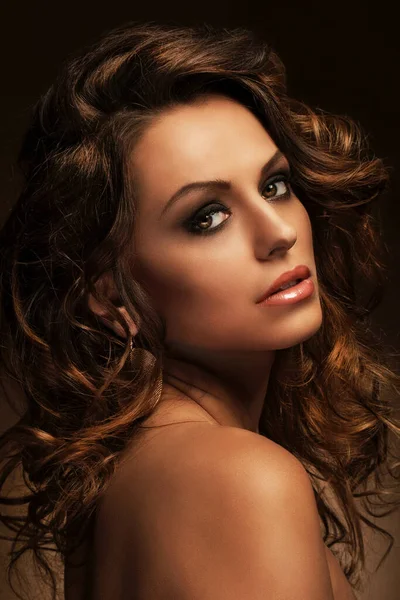 Bukleli ve akşam makyajlı güzel beyaz kadın.