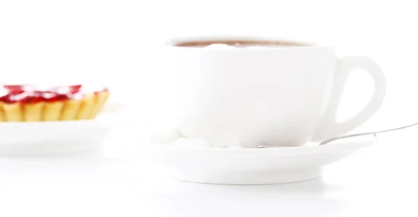Frischer Erdbeerkuchen Und Tasse Kaffee Isoliert Über Weißem Hintergrund — Stockfoto