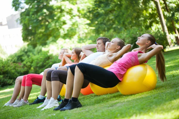 Jóvenes Caucásicos Haciendo Ejercicio Parque Con Las Pelotas Fitness — Foto de Stock