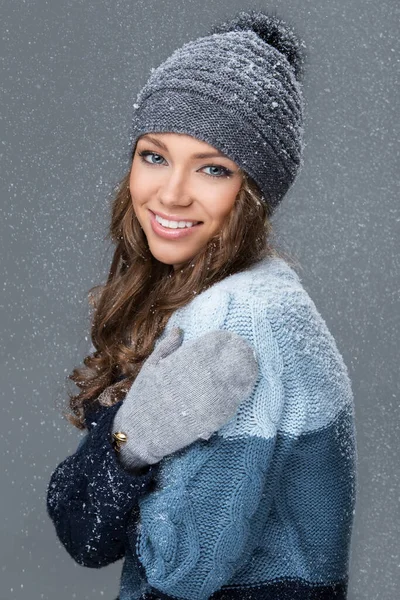 Χαριτωμένο Κορίτσι Είναι Ευτυχής Δει Νιφάδες Χιονιού — Φωτογραφία Αρχείου