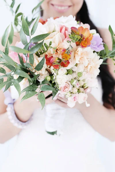 漂亮的新娘和美丽的花束 — 图库照片