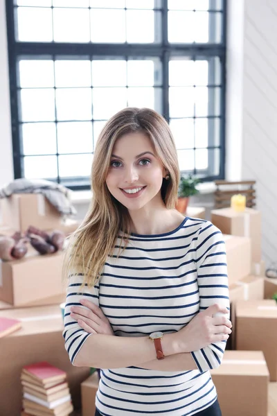 Cute Girl Podczas Przeprowadzki Domu — Zdjęcie stockowe