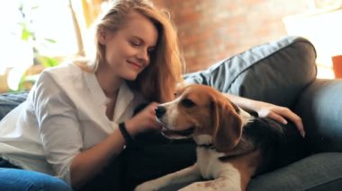 Köpeği evde olan genç bir kadın.