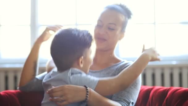 Szerető Anya Fiával Otthon — Stock videók