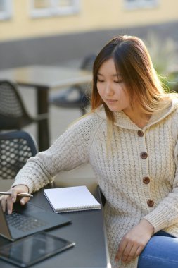 Gün boyunca kafede serbest çalışan.